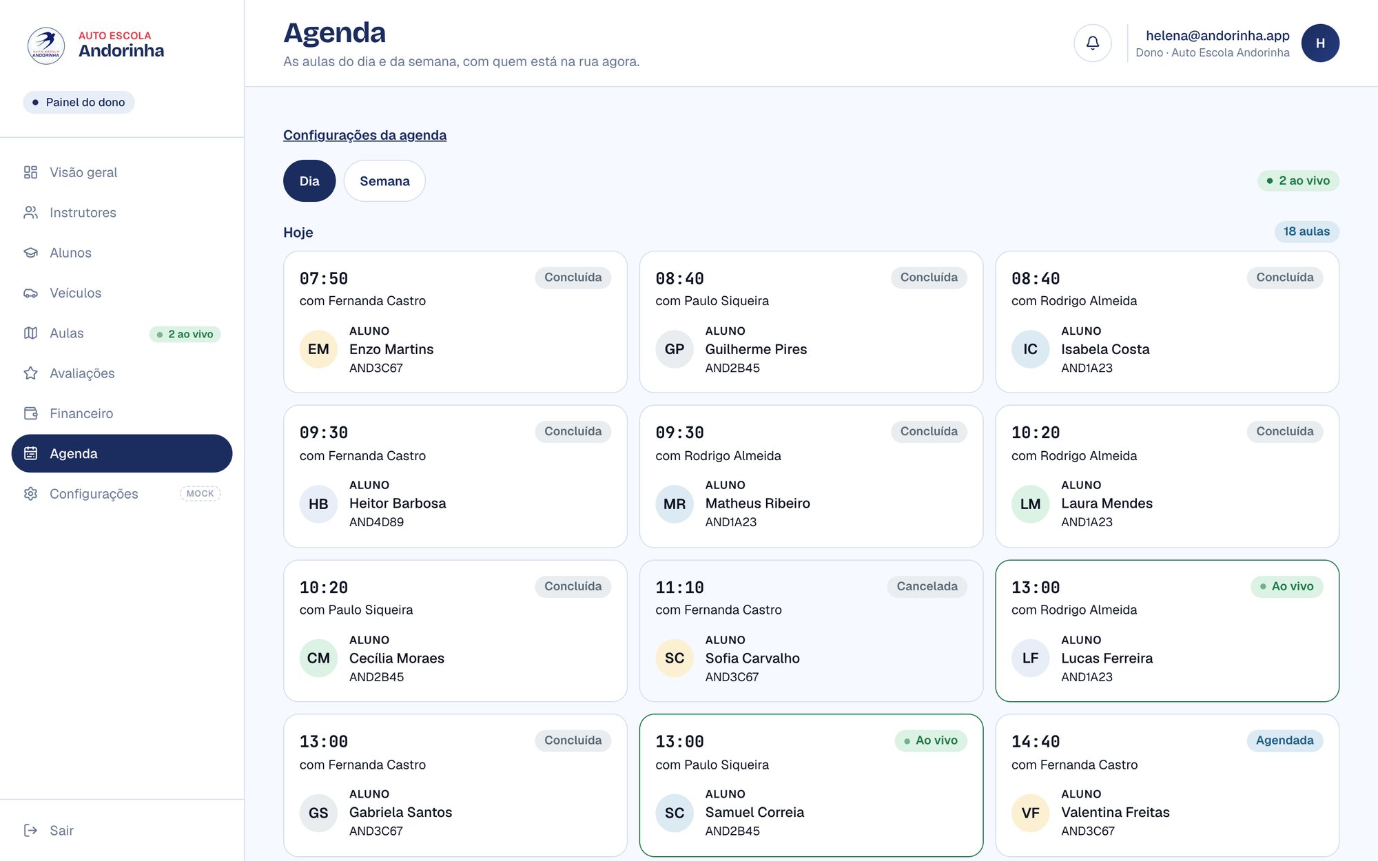 Agenda do dia da autoescola com as aulas por instrutor e as que estão ao vivo